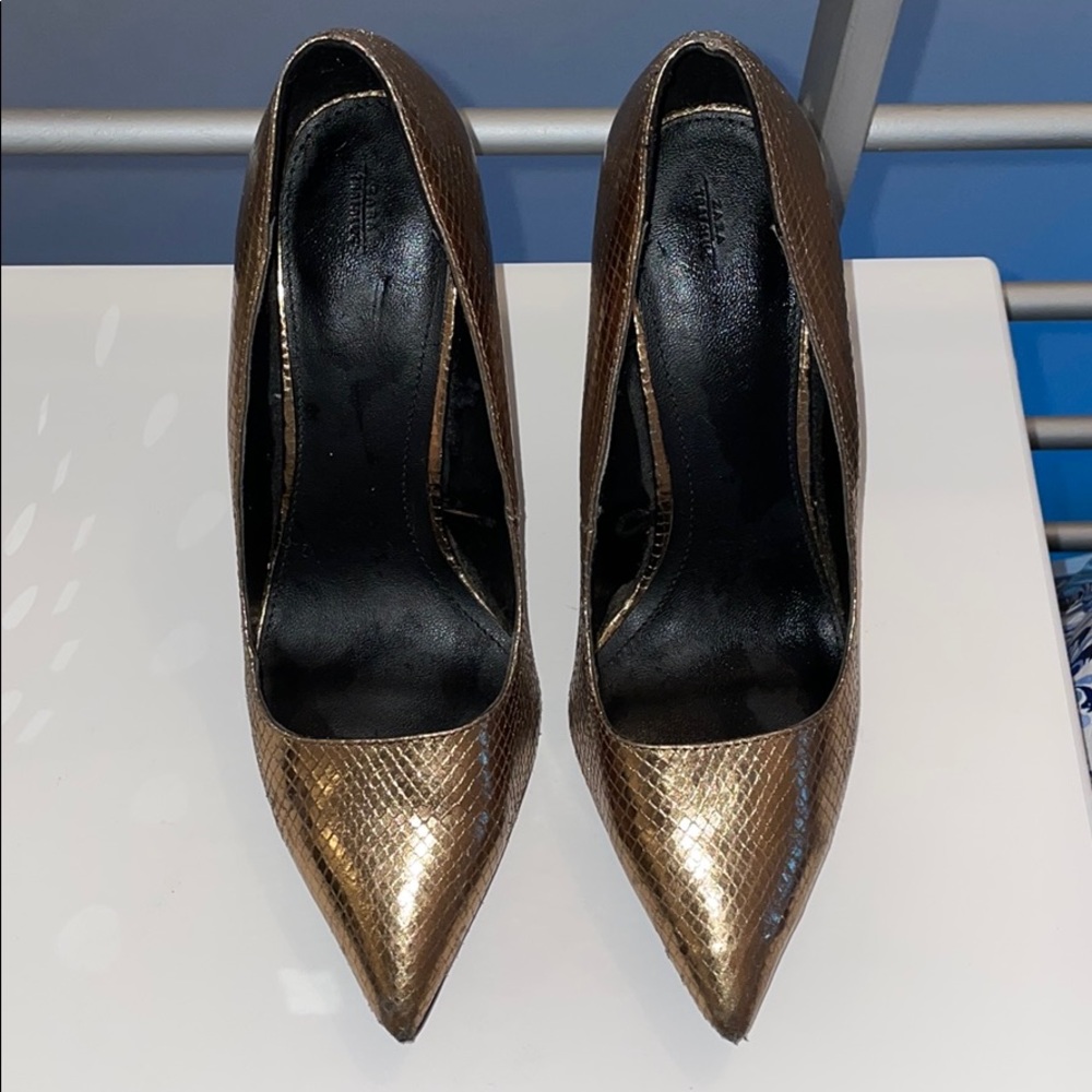 Zara • Gold Embossed Faux Snake Pump